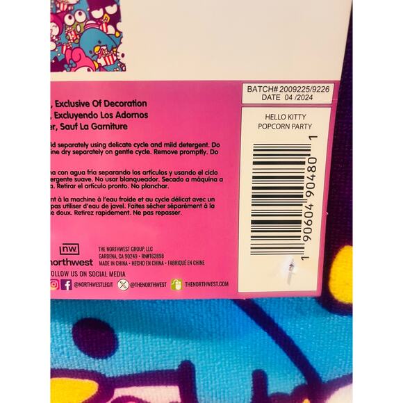 Hello kitty popcorn party beach towel 30 by 60 - Picture 2 of 4